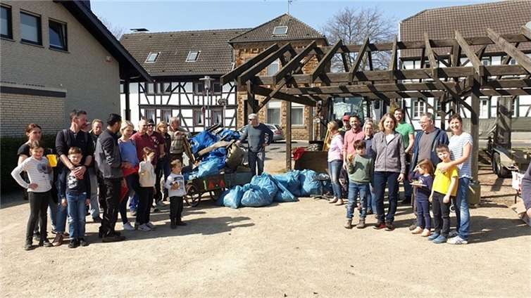 Freiwillige Sammler mit ihrem Ergebnis vor dem Herrenhaus der Burg Altendorf. Foto: privat