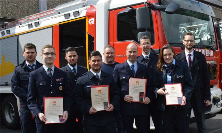 Freiwillige Weiterbildung, um mehr Verantwortung zu übernehmen: Ulrich Richter-Hopprich, Bürgermeister der Verbandsgemeinde Montabaur (re.), sprach den Feuerwehrleuten mit den Beförderungen seinen Respekt aus.