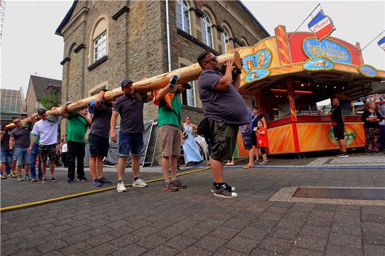 Freiwillige laufen mit dem Kirmesbaum zur Aufstellung ein. Fotos: MBE