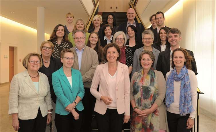 Freiwilligenagenturen und Ehrenamtsbörsen zu Gast bei Ministerpräsidentin Malu Dreyer. Von der KoblenzerEhrenamtsAgentur, einem Projekt der KoblenzerBürgerStiftung, war Geschäftsführerin Kathleen Benekenstein (rechts unten) in der Staatskanzlei dabei. Quelle Staatskanzlei RLP/Schäfer