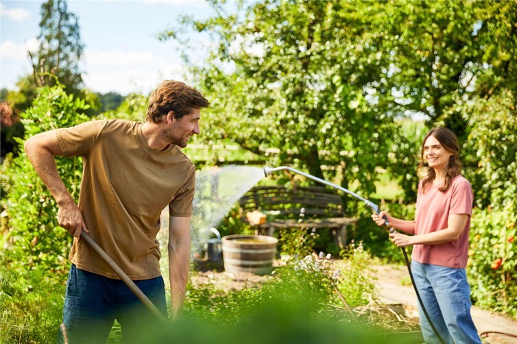 Freizeitgärtner, die Beete mit einer Mulchschicht versehen, können Gießintervalle verlängern und somit Wasser sparen.