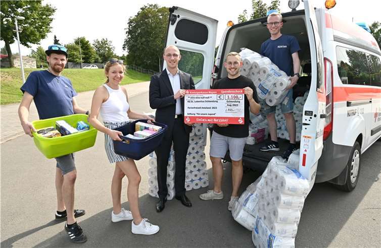 Freizeitleiter Bastian Gadomski (2.v.r.) freut sich gemeinsam Johannes Lesslich (links), Johanna Backes (2.v.l.) und Niklas Kalter (rechts) aus dem ehrenamtlichen Betreuerteam der diesjährigen Ameland-Ferienfreizeit der Pfarrei St. Lubentius Ochtendung über die Spende der Kreissparkasse Mayen. KSK-Berater Daniel Fröhlich (3.v.l.) übergab den symbolischen Scheck gerade noch rechtzeitig vor der Abfahrt an der Kulturhalle in Ochtendung. Copyright: KSK Mayen/ Ralph Künzel
