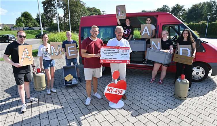 Freizeitleiter Bastian Gadomski (4.v.l.) freut sich gemeinsam mit dem ehrenamtlichen Betreuerteam der diesjährigen Ameland-Ferienfreizeit der Kirchengemeinde St. Lubentius Ochtendung über die inzwischen schon tradionelle Unterstützung durch die KSK Mayen. Filialleiter Gerd Diensberg (5.v.l.) gratulierte und übergab den symbolischen Scheck gerade noch rechtzeitig vor der Abfahrt an der Kulturhalle in Ochtendung. Das Betreuerteam (von links): Lukas Kammler, Teresa Oster, Niklas Kalter, Amelie Börsch, Saskia Wubbernitz, Kristin Kölzer und Tabea Stelzen. Foto: KSK Mayen/ Ralph Künzel