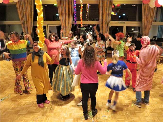 Fremde Menschen fanden zu einer eingeschworenen und multikulturellen und multireligiösen Gemeinschaft zusammen.