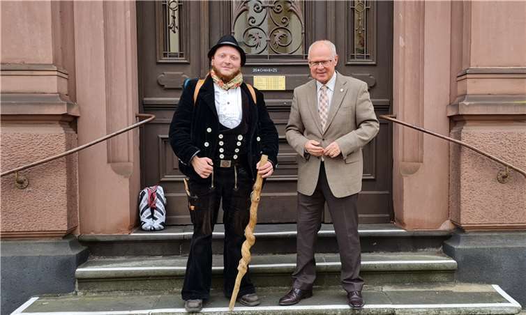 Fremdfreireisender Zimmerer Moritz und Lahnsteins OB Peter Labonte. Foto: Stadtverwaltung Lahnstein