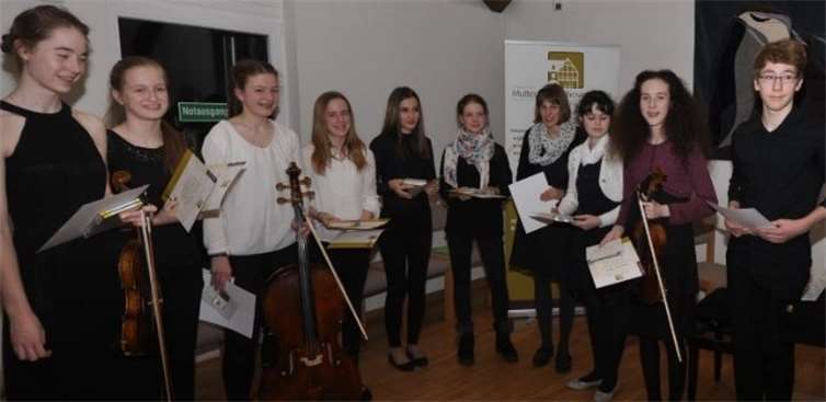 Freude am Ende des Konzertes bei den jungen Virtuosen, dank Urkunden und kleinen Präsenten: v. li. Sahra Paul, Myriam Baumann, Marlene von Steinaecker, Lina Hambach, Maria Kotchemidova, Merle Backmeyer, Charlotte Dohr, Julia Preygermann, Anna-Lena Pabst und Lukas Becker.privat