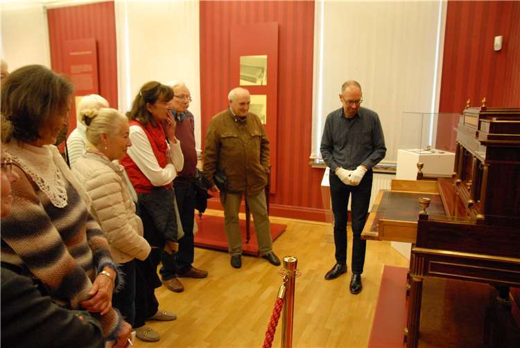 Freude an raffinierten Möbelstücken: Bernd Willscheid vom Roentgen-Museum bei der Führung. Foto: Denkmalverein
