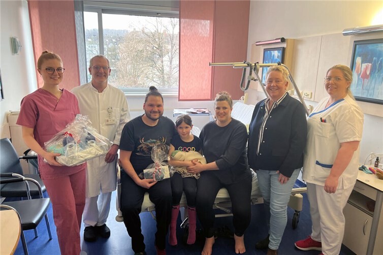 Freude auf der Geburtsstation im Kemperhof mit Glückwünschen und Geschenken für das Koblenzer Neujahrsbaby (von links): Hebamme Sophie Urmersbach, Oberarzt Dr. med. Sebastian Friederichs, Papa Gabriel, Maya mit Mateo, Mama Carla, Bürgermeisterin Ulrike Mohrs sowie Gesundheits- und Krankenpflegerin Helena Kirsch. Foto:GK-Mittelrhein/Jutta Münch