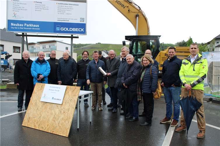 Freude bei Gewerbe und Politik der Kreisstadt – im neuen Parkdeck City Ost werden ab Frühjahr 2025 rund 400 neue Parkplätze zur Verfügung stehen. Foto: DU