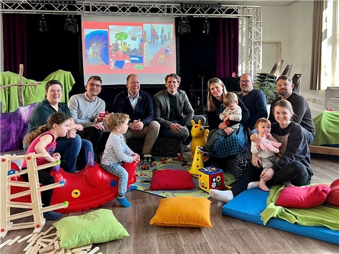 Freude bei Kindern, Eltern, Abgeordneten und Stiftungsvorstand: Die CDU-Abgeordneten Marlon Bröhr (4. v. l.) und Jens Münster (2. v. l.) informierten sich mit Stiftungsvorstand Jan Holze (3. v. l.) allen voran bei Heike Loosen (links) über das große ehrenamtliche Engagement und den Winterspielplatz, der von der Deutschen Stiftung für Engagement und Ehrenamt erfolgreich finanziell gefördert wurde. Foto: Jan Hartel