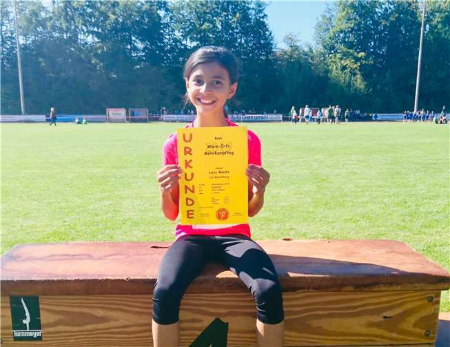 Freude bei Luisa Meedin: Sie gewann nicht nur in ihrer Altersklasse W 10, sondern hatte auch die meisten Punkte in der W 11 erzielt. Fotos: privat