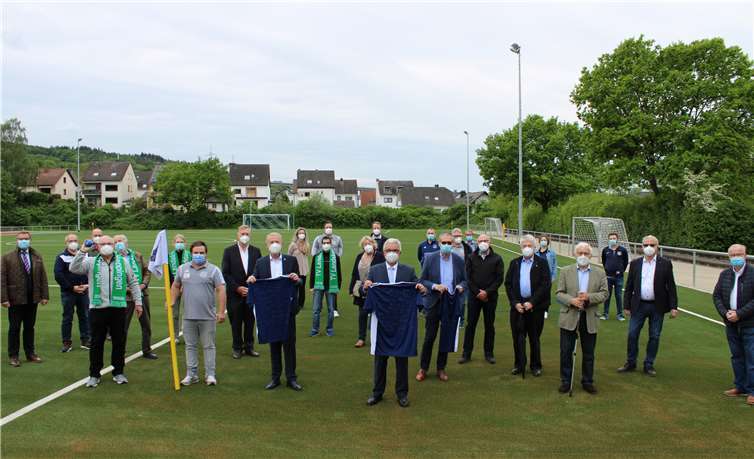 Freude bei Vereinen, Freizeitsportlern und Politik: nach knapp sechsmonatiger Bauzeit kann das neue Heimersheimer Sportzentrum jetzt genutzt werden. Fotos: DU