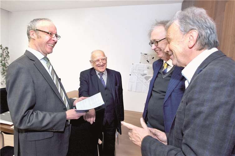 Freude bei allen Beteiligten: Endlich ist die Broschüre über die Musikschule fertiggestellt.privat