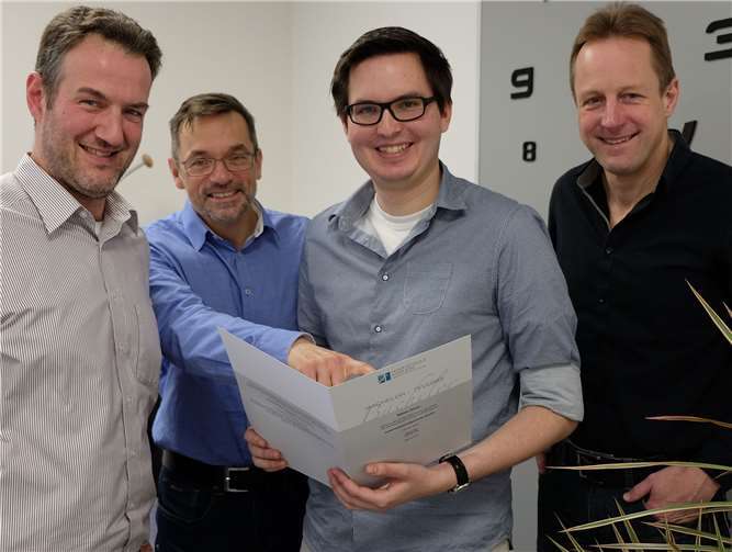 Freude bei allen Beteiligten über einen prima Abschluss (v.li.): Ausbildungsleiter Christopher Schubach, Personalabteilungsleiter Holger Trende, Niklas Klein und Gerhard Wingender, Leiter der EDV-Abteilung. privat