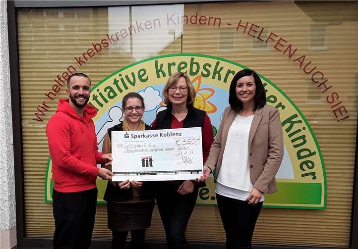 Freude bei allen Beteiligten (v.l.): Turan Saat (Studioleiter „clever fit Bendorf), Katharina Thönnessen, Claudia Schmidt (Elterninitiative krebskranker Kinder Koblenz e.V.) und Inken Henseleit (Regionalleiterin clever fit). privat