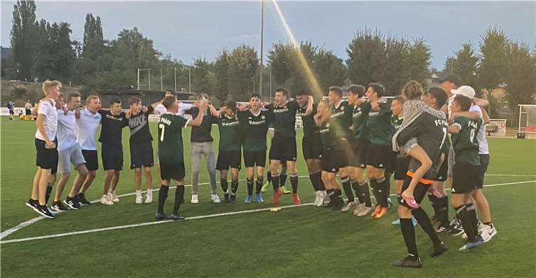 Freude bei den A- junioren des FC Alemannia Plaidt. Sie besiegten den Rheinklandligisten JFV Rhein-Hunsrück. Foto: FC Alemannia Plaidt