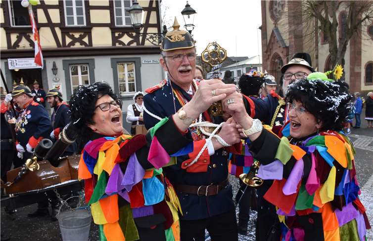 Freude bei den Scheene Kenne, sie konnten dem gefesselten Ortsbürgermeister den Rathausschlüssel entreißen.