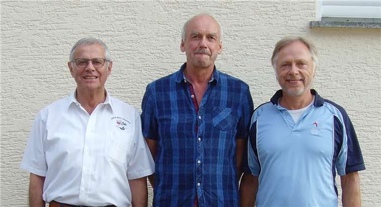 Freude bei den Sportschützen Burg Altenwied, die bei der Landesverbandsmeisterschaft des Rheinischen Schützenbundes erneut eine Mannschaft auf das oberste Treppchen bei der Siegerehrung stellen konnte. Hier in der Besetzung (v.l.) Hanspeter Wester, Peter Jelinski und Udo Bonn. Foto: Hans Hartenfels