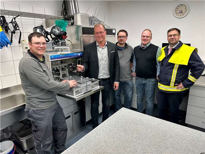 Freude bei den Verantwortlichen über die Arbeitserleichterung und die Hygieneverbesserung dank der neuen Maschine zur Reinigung von Masken und Atemschutzgeräte (von links): Benjamin Klapperich, VG-Bürgermeister Jörg Lempertz, Andreas Zlatosch, Christopher Wittig, Teilbereichsleiter Sicherheit und Ordnung der VG-Verwaltung Mendig, und Stephan Schüller, Wehrleiter VG Mendig.  Foto: VG-Verwaltung Mendig/Stefan Pauly