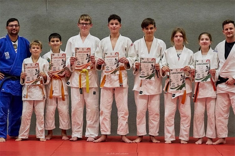 Freude bei den jungen Judoka des SV Urmitz über die bestandenen Gürtelprüfung.