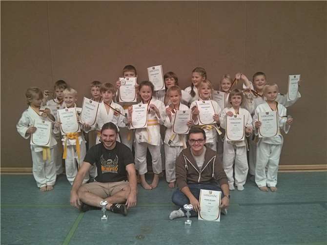 Freude bei den jungen Judokas und Sportwart Sebastian Hartmann (links) und Jugendtrainer Max Bartel. privat