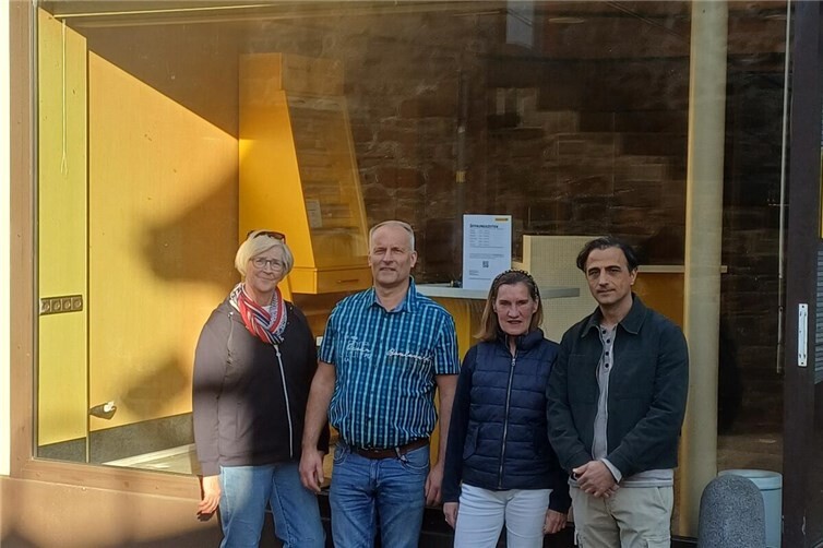 Freude bei der FWG-Stadtratsfraktion Bad Breisig über die neue Postfiliale in Oberbreisig (von links: Irene Seger, Hans-Peter Hornberger, Barbara Krebs-Haupt, Erdal Altintop)