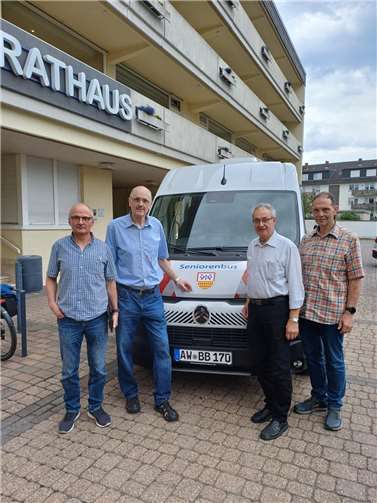Freude bei der FWG über die Bereitstellung des neuen Seniorenbusses: Bernd Ott, Hans-Josef Marx, Hans Dieter Felten, Paul Delfs (von links).  Foto:Hans-Josef Marx