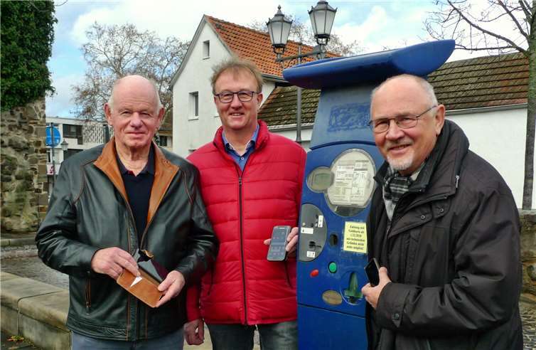 Freude bei der Rheinbacher UWG: Digitales Parken kommt im Frühjahr 2019. Von links: Ratsherr Dr. Reinhard Ganten, Stadtverbandsvorsitzender Jörg Meyer und Dieter Huth, Fraktionsvorsitzender. Privat