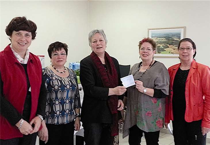 Freude bei der Scheckübergabe: (V.l.) Monika Kröter, Maria Hain, Gisela Textor, Rosi Bartsch und Ingrid Müller.  privat
