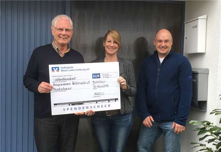 Freude bei der Scheckübergabe für den guten Zweck. Heinz-Peter Rüffin (Hospizverein Westerwald e.V.), Jennifer Hahn und Oliver Lankes (beide SGD Nord) (v.l.).  Hospizverein Westerwald e.V.