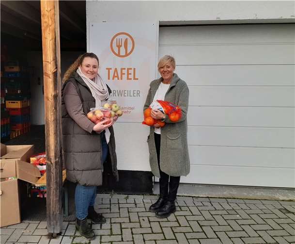 Freude bei der Spendenübergabe.  Foto: Viktoria Hoffmann