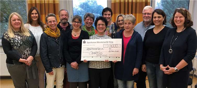 Freude bei der Spendenübergabe: Stiftungsvorsitzende Sabine Kolbe (2. von links) und Katja Müller, Kursleiterin und Koordinatorin des Hospizvereins (re.) sind stolz, gemeinsam die Hospizarbeit zu verbessern. Privat