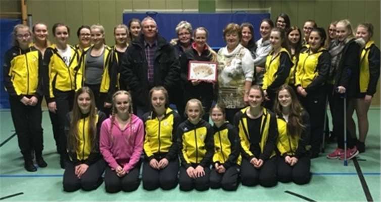 Freude bei der Spendenübergabe: Volker Metzmacher, Monika Heck, Melanie Müller und Elisabeth Kümpel werden umrahmt von „Magic Girls“. privat