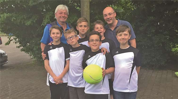 Freude bei der U12 über die neuen Trikots. privat