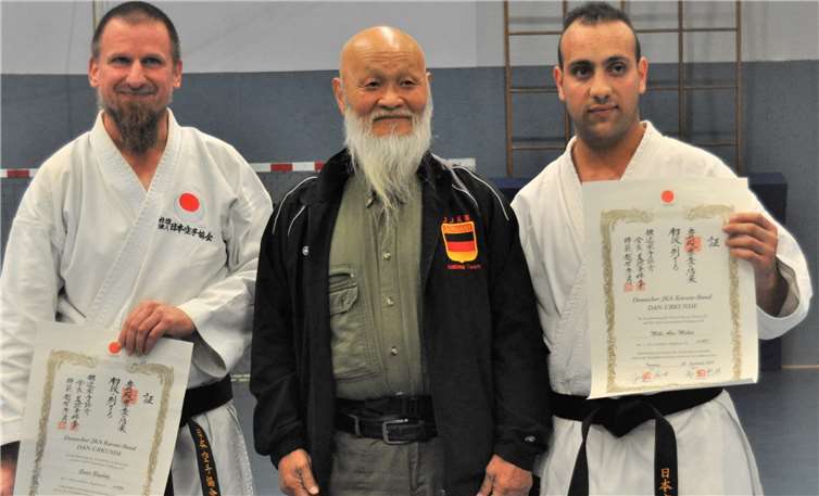 Freude bei der Übergabe der Urkunden (v. l.): Guido Boegeholz, Hideo Ochi und Mike Abu Muhur. privat