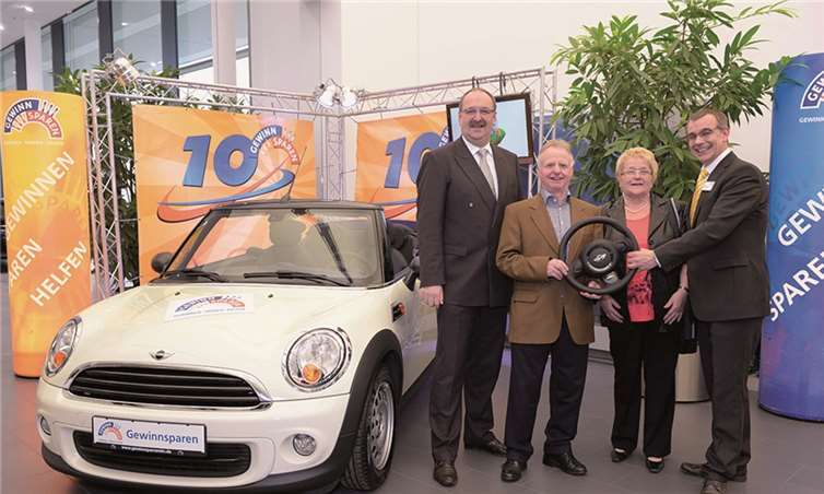Freude bei der Übergabe des Gewinns (v. l.): Kundenbetreuer Wolfgang Krupp, das Gewinner-Ehepaar Hubert und Loni Schäfer sowie Frank Neuenhausen vom Gewinnsparverein. privat
