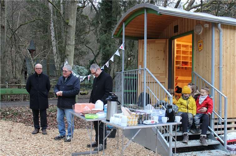 Bonner Rotary Club hilft Flutopfern im Ahrtal Freude bei (von rechts) Peter Diewald (erster Beigeordneter der Stadt Bad Neuenahr-Ahrweiler), Helmut Graf (Rotary Club Bonn), Prof. Dr. Berthold Schneider (President Rotary Club Bonn) sowie den Kindern und MitarbeiterInnen der Kita Rappelkiste.