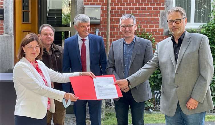 Freude beider Überreichung der Zuschusses. Foto: privat