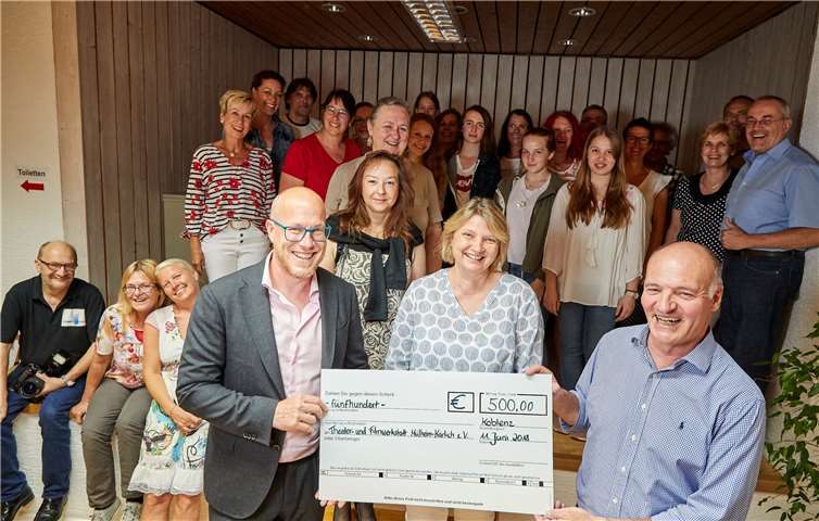 Freude beim Team von Cine Coblenz: Christian Schröder (li.) übergibt einen Spendenscheck über 500 Euro an Claudia Huchzermeier und Regisseur Bernd Schneider. evm/Ditscher