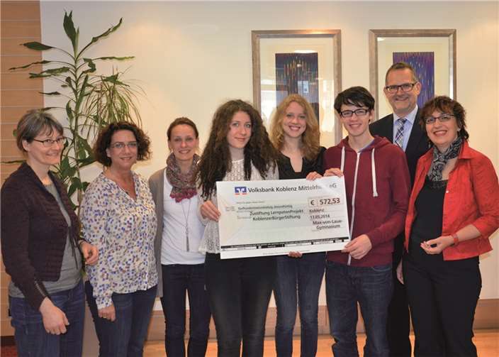 Freude herrschte bei den Vertretern der Koblenzer Bürger-Stiftung, die bereits zum zweiten Mal eine Spende entgegennehmen konnten, die Schüler des Max-von-Laue-Gymnasiums im Rahmen ihres Abiturgottesdienstes gesammelt hatten. privat