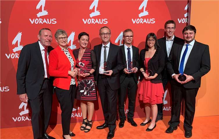 Freude in Berlin: Christina Kipping, Nadine Schmitz, Jan Gläser, Marius Gumpert und Sebastian Busch nahmen den 1 VORAUS Award von Sparkassen-Präsident Helmut Schleweis und der Präsidentin des Sparkassenverbandes Rheinland-Pfalz, Beate Läsch-Weber (beide links im Bild), stellvertretend für das gesamte KSK-Team entgegen. Foto: KSK Mayen