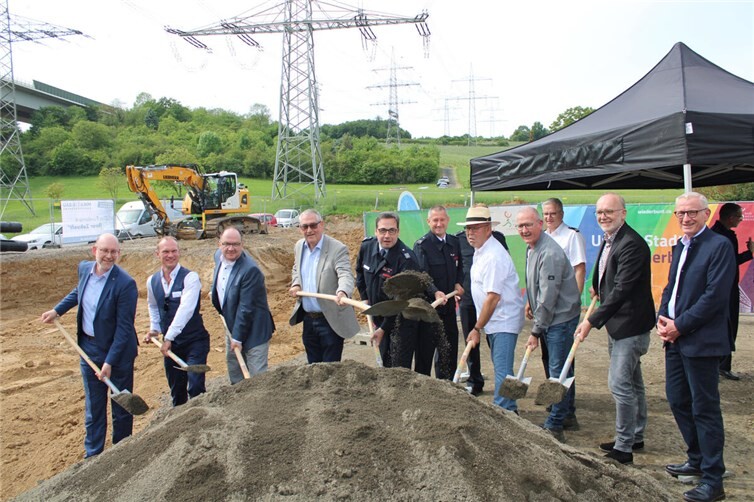 Freude in Heppingen und Gimmigen: mit dem offiziellen Spatenstich konnte der Bau des neuen Feuerwehrhauses begonnen werden. Foto: DU