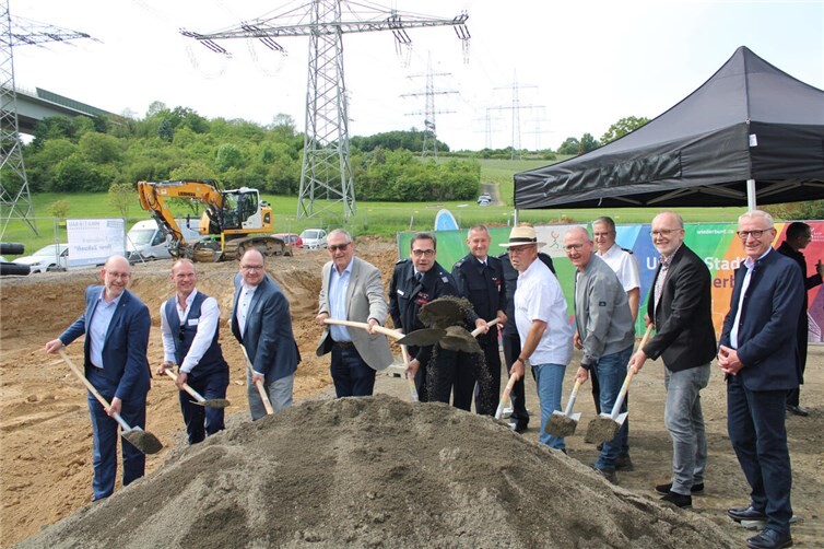 Freude in Heppingen und Gimmigen: mit dem offiziellen Spatenstich konnte der Bau des neuen Feuerwehrhauses begonnen werden.  Foto: DU