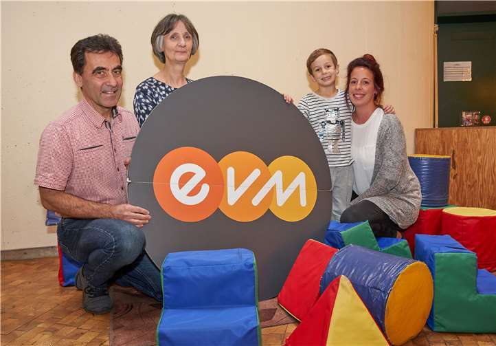 Freude in der Katholischen KITA St. Hildegard Koblenz-Horchheimer Höhe: Insgesamt 400 Euro konnte Rainer Engel von der evm-Gruppe (li.) an KITA-Leiterin Jutta Huff (2.v.li.) übergeben. Foto: Frey/evm.