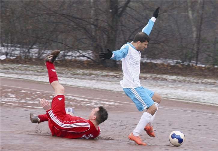 Freude macht das Fußballspielen im Augenblick den Aktiven mit Sicherheit nicht. Wie schon im Dezember bei der Partie des FSV Stromberg in Neuwied sind die Plätze aufgeweicht und schlecht zu bespielen. TH