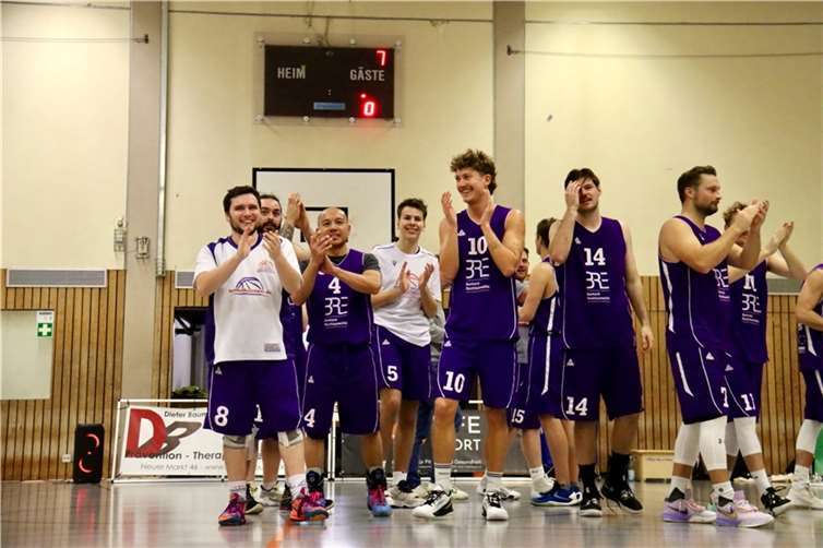 Freude nach dem Sieg und Applaus für die Zuschauer: Meckenheim gewinnt gegen Roleber. Fotos: privat