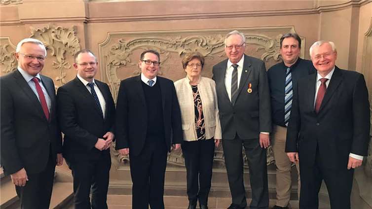 Freude nach der Verleihung der Verdienstmedaille (von rechts): Neuwieds ehemaliger BürgermeisterReiner Kilgen, Zoodirektor Mirko Thiel, Dieter Rollepatz, Ingrid Rollepatz, ADD-Präsident Thomas Linnertz, Neuwieds Oberbürgermeister Jan Einig und Landrat Achim Hallerbach. Foto: Stadtverwaltung