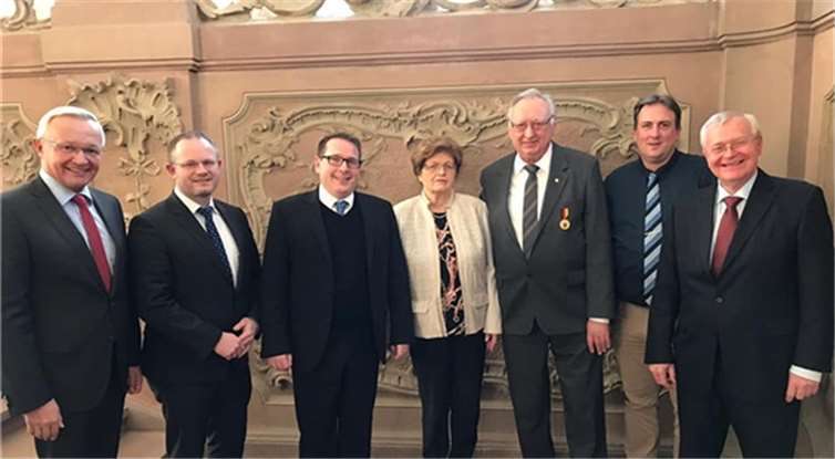 Freude nach der Verleihung der Verdienstmedaille(von rechts): Neuwieds ehemaliger Bürgermeister Reiner Kilgen,Zoodirektor Mirko Thiel, Dieter Rollepatz, Ingrid Rollepatz, ADD-Präsident Thomas Linnertz,Neuwieds Oberbürgermeister Jan Einig und Landrat Achim Hallerbach. Foto: Stadtverwaltung