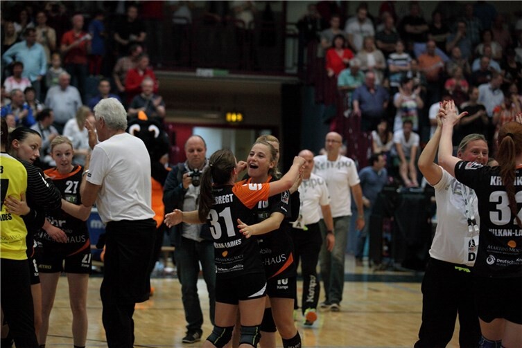 Freude pur: Das Team der Vulkan-Ladies freut sich über den klaren Heimsieg.