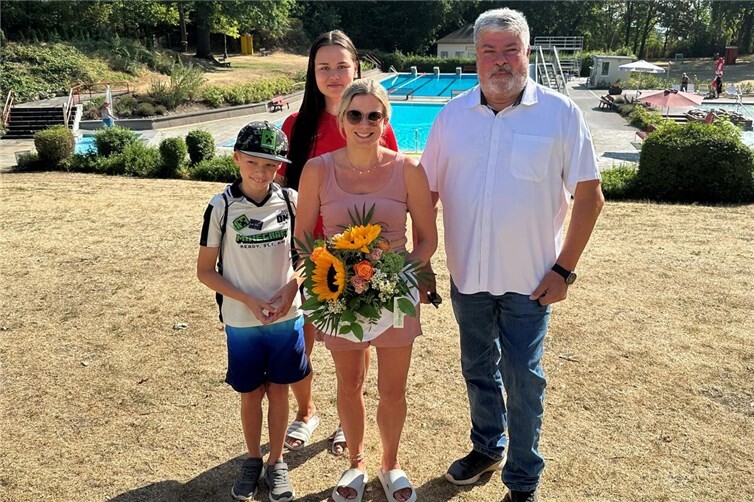 Freude pur bei Andrea Krechel und ihrem Patenkind Mika, als sie von Vulkanbad-Mitarbeiterin Tabea Frost und Mendigs Stadtbürgermeister Achim Grün als 25.000. Badegast der Saison beglückwünscht wurde. 
